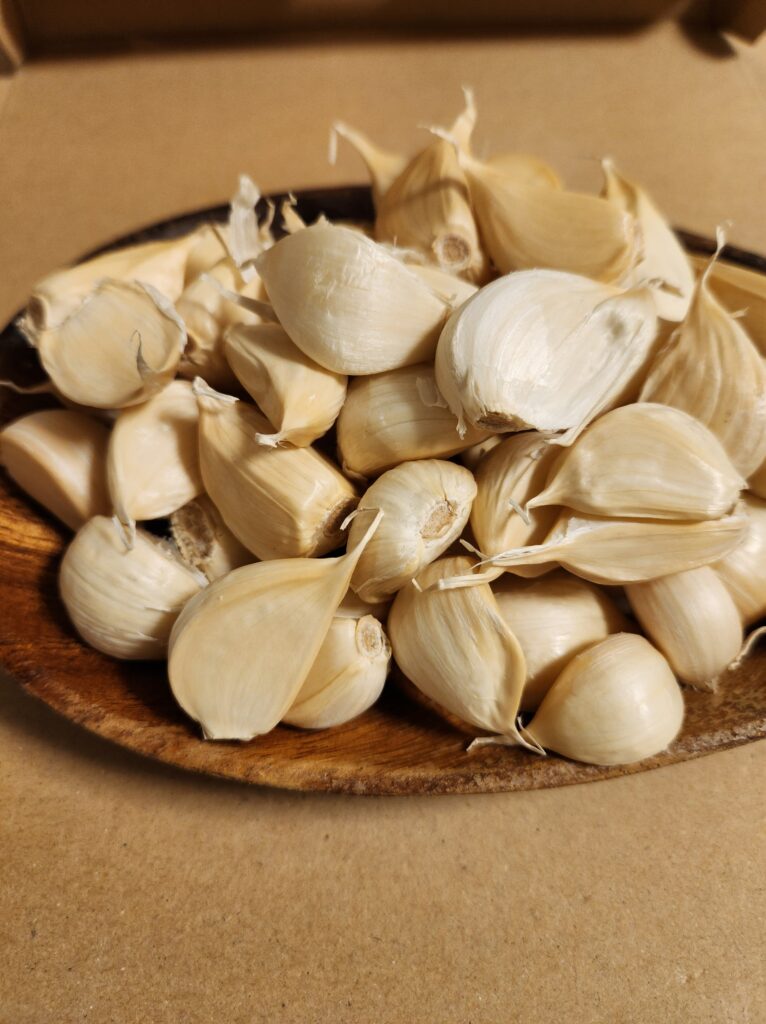 にんにくがお皿に載っています